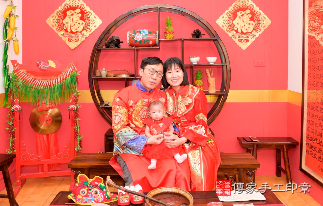 李家寶寶收涎-2021/04/17-成人中國風古裝禮服與小孩中國風古禮服樣式1.jpg