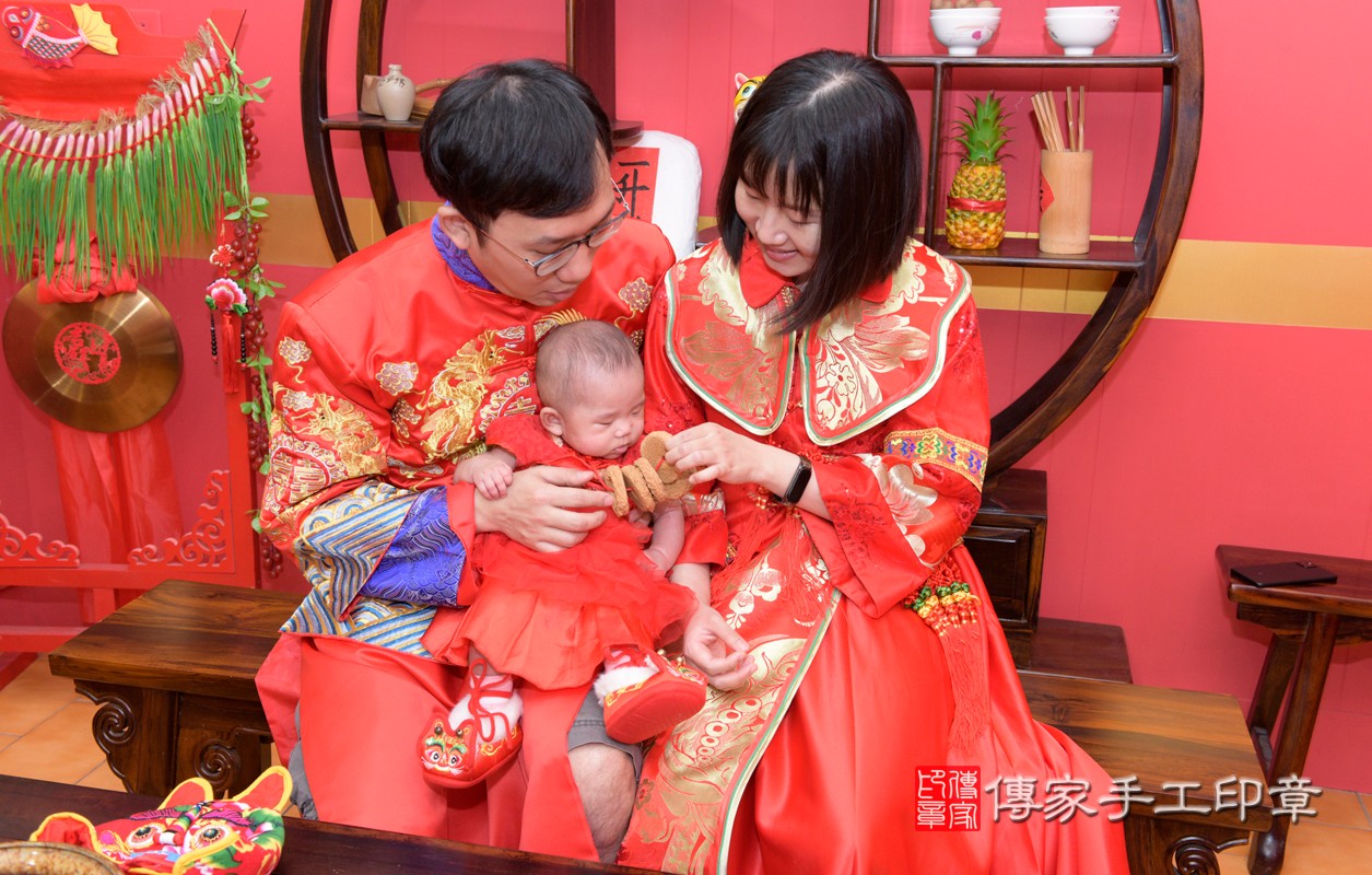 李家寶寶收涎-2021/04/17-成人中國風古裝禮服與小孩中國風古禮服樣式5.jpg