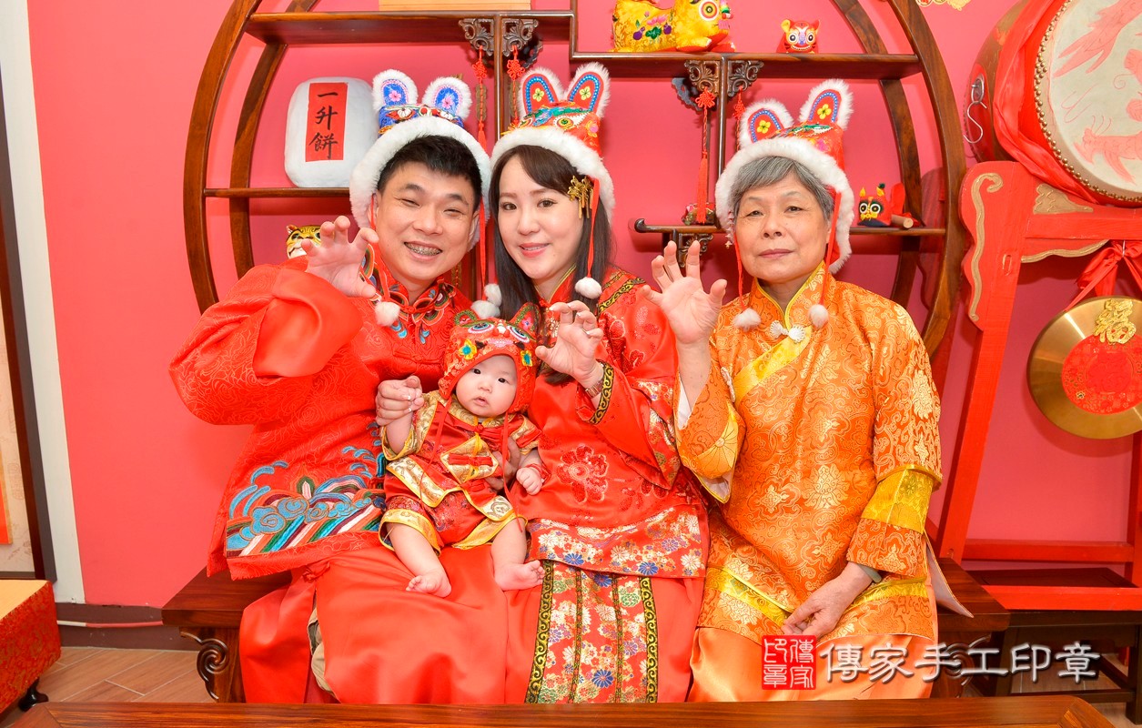 陳家寶寶收涎-2021/04/11-成人中國風古裝禮服與小孩中國風古禮服樣式2.jpg