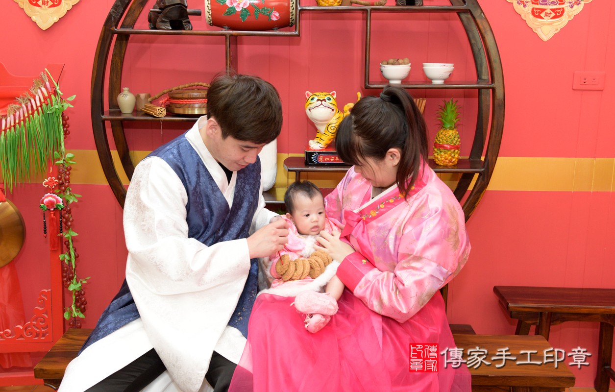 張家寶寶收涎-2021/04/05-成人韓式風古裝禮服與小孩韓式風古禮服樣式5.jpg