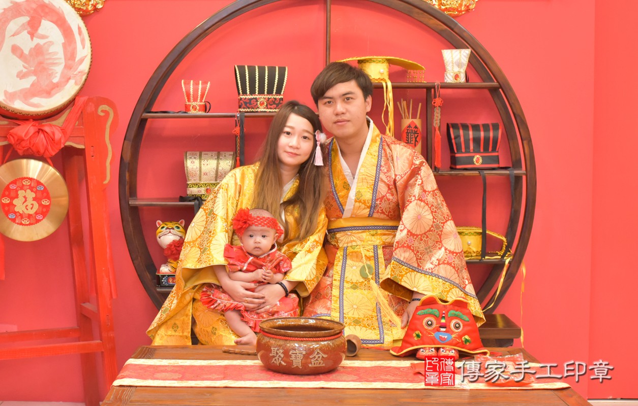邱家寶寶收涎-2021/04/23-成人日本風古裝禮服與小孩中國風古禮服樣式1.jpg