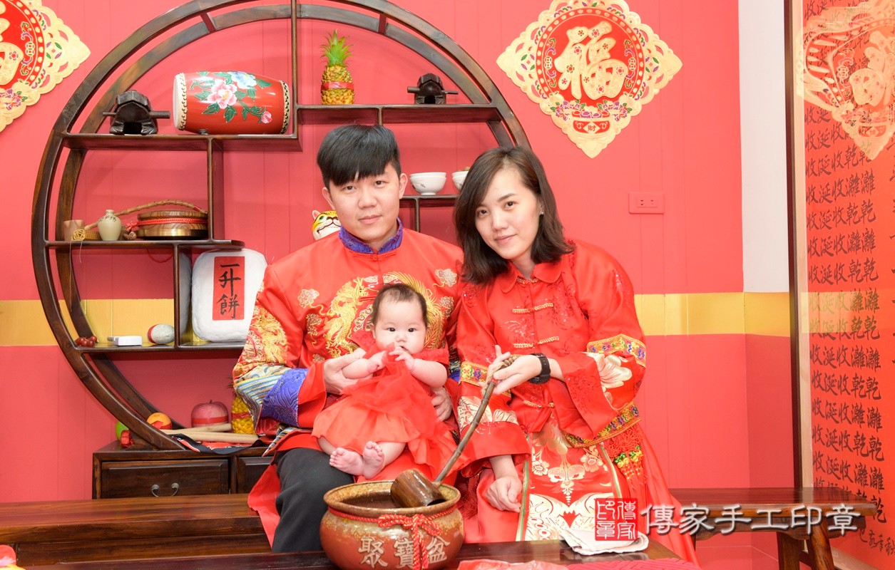 張家寶寶收涎-2021/03/13-成人中國風古裝禮服與小孩中國風古禮服樣式1.jpg