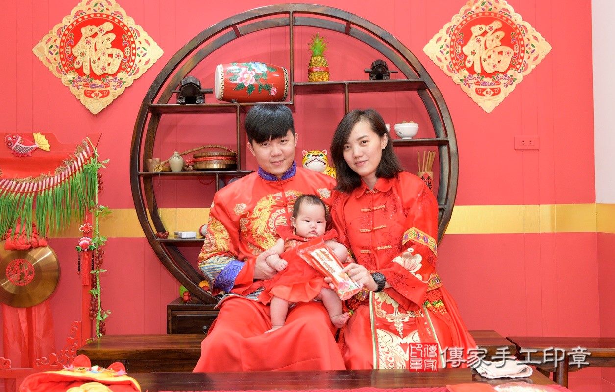 張家寶寶收涎-2021/03/13-成人中國風古裝禮服與小孩中國風古禮服樣式2.jpg
