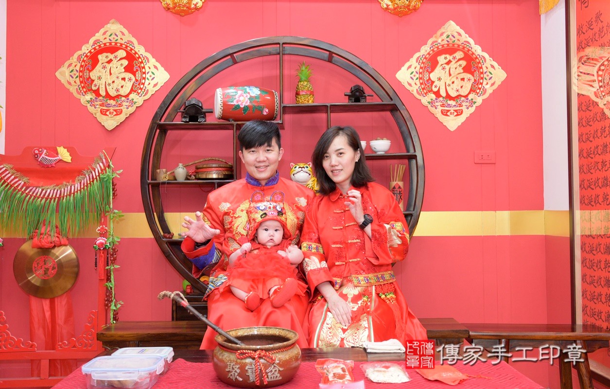 張家寶寶收涎-2021/03/13-成人中國風古裝禮服與小孩中國風古禮服樣式4.jpg