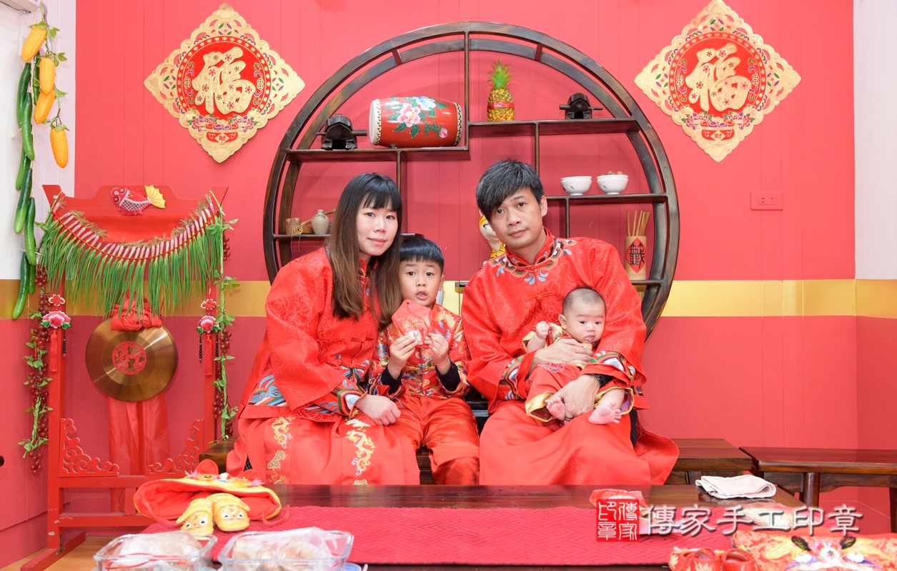 楊家寶寶收涎-2021/03/13-成人中國風古裝禮服與小孩中國風古禮服樣式1.jpg