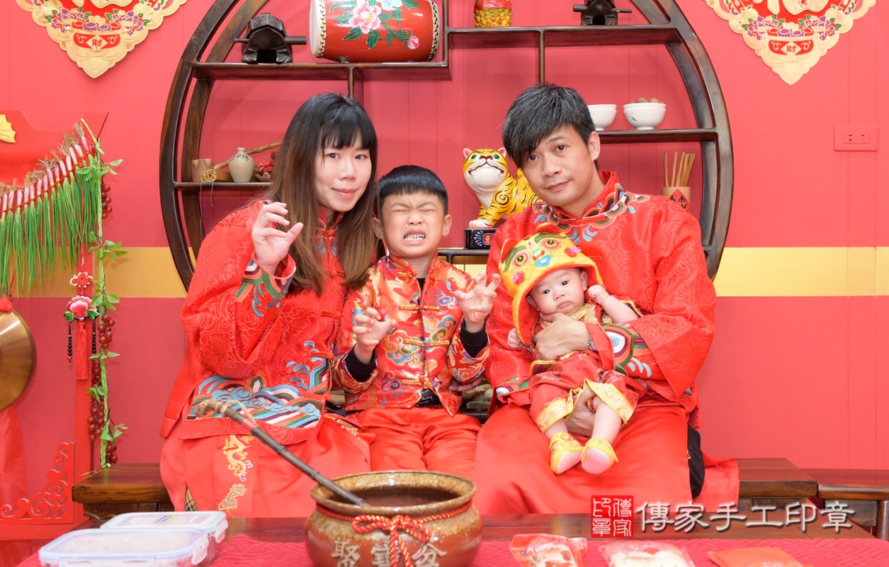 楊家寶寶收涎-2021/03/13-成人中國風古裝禮服與小孩中國風古禮服樣式3.jpg