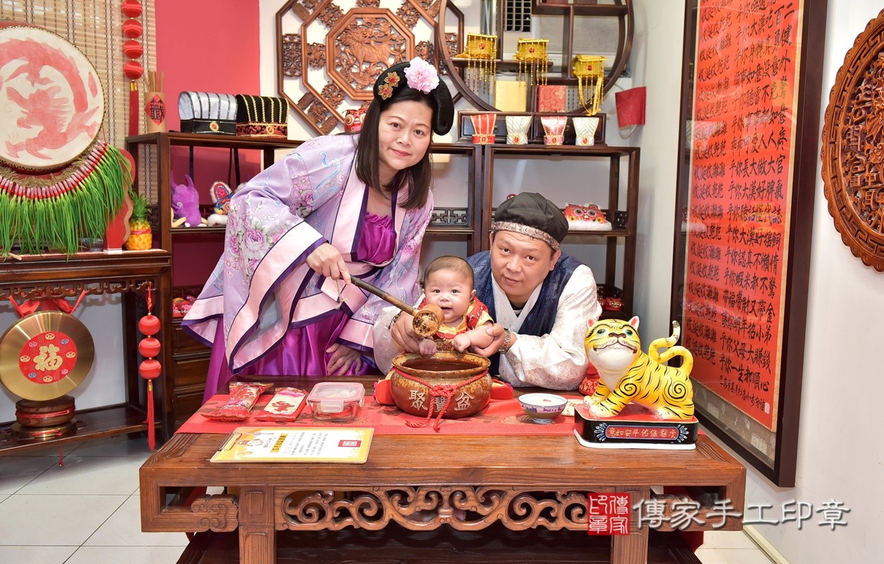 蘇家寶寶收涎-2021/03/13-成人韓國風古裝禮服與小孩中國風古禮服樣式2.jpg