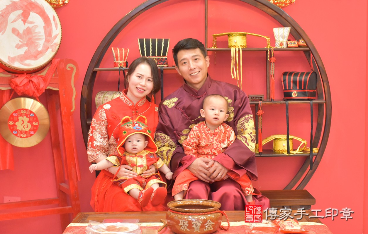 黃家寶寶收涎-2021/03/08-成人中國風古裝禮服與小孩中國風古禮服樣式1.jpg
