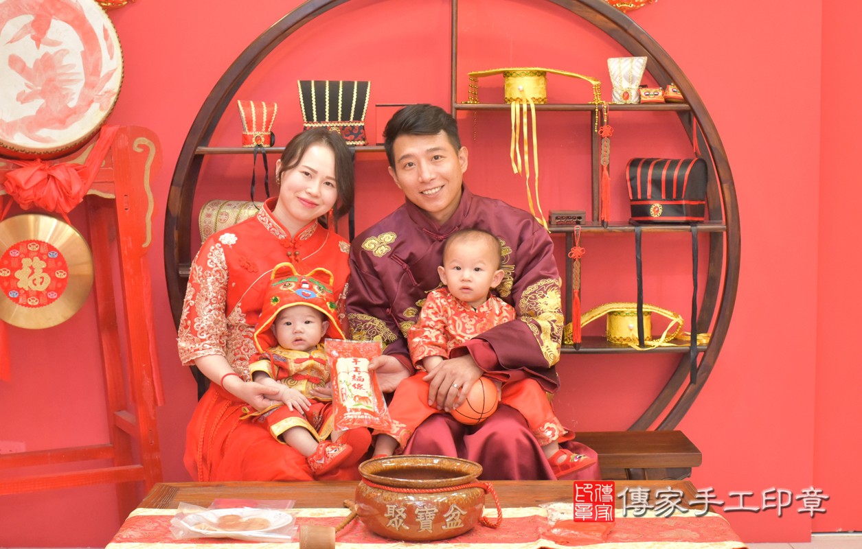 黃家寶寶收涎-2021/03/08-成人中國風古裝禮服與小孩中國風古禮服樣式4.jpg