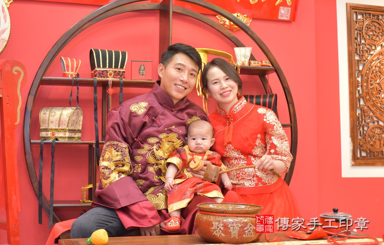 黃家寶寶收涎-2021/03/08-成人中國風古裝禮服與小孩中國風古禮服樣式2.jpg