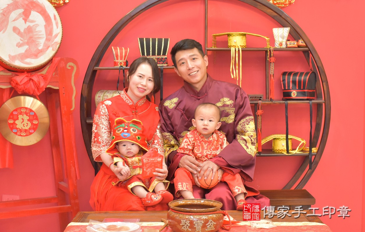 黃家寶寶收涎-2021/03/08-成人中國風古裝禮服與小孩中國風古禮服樣式3.jpg