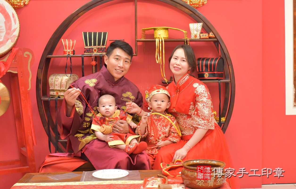 黃家寶寶收涎-2021/03/08-成人中國風古裝禮服與小孩中國風古禮服樣式5.jpg
