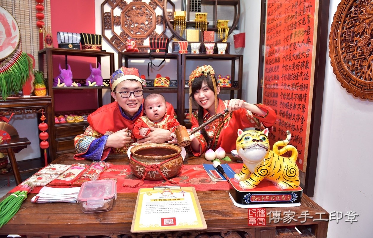 張家寶寶收涎-2021/03/07-成人中國風古裝禮服與小孩中國風古禮服樣式2.jpg