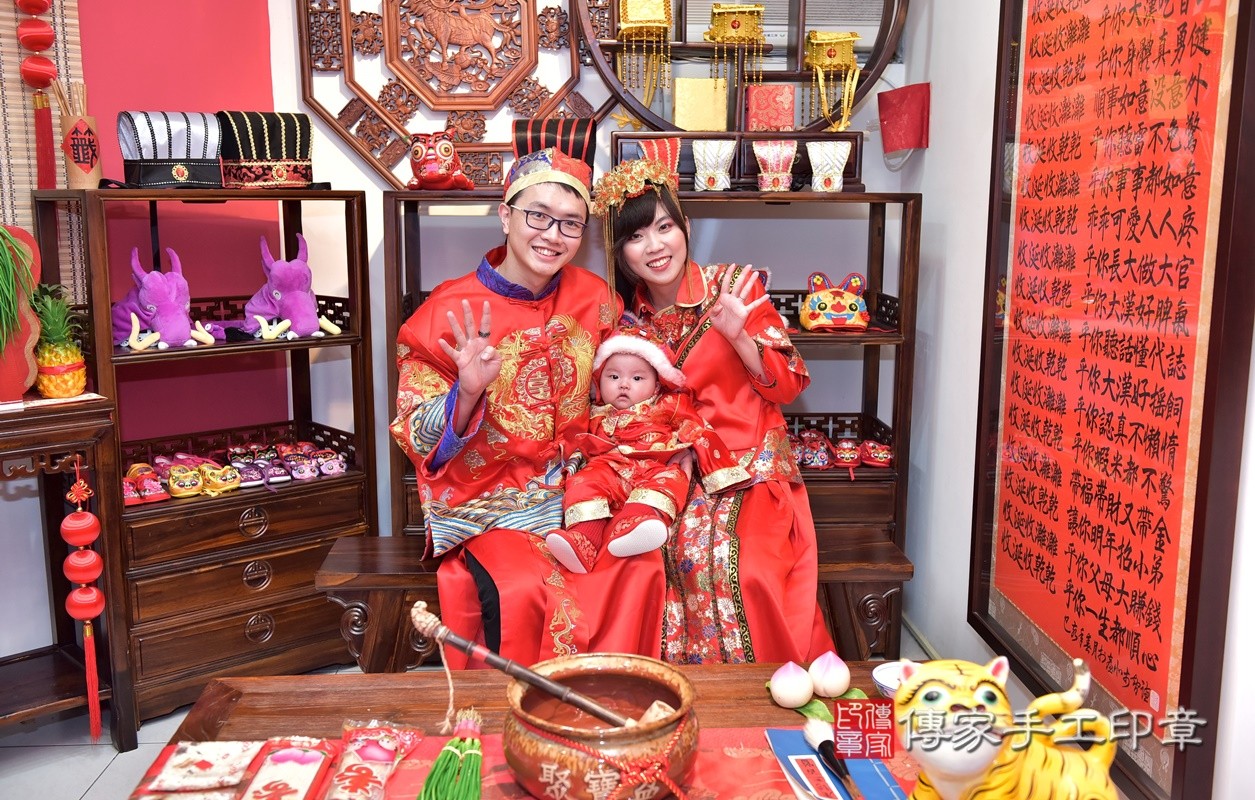 張家寶寶收涎-2021/03/07-成人中國風古裝禮服與小孩中國風古禮服樣式3.jpg