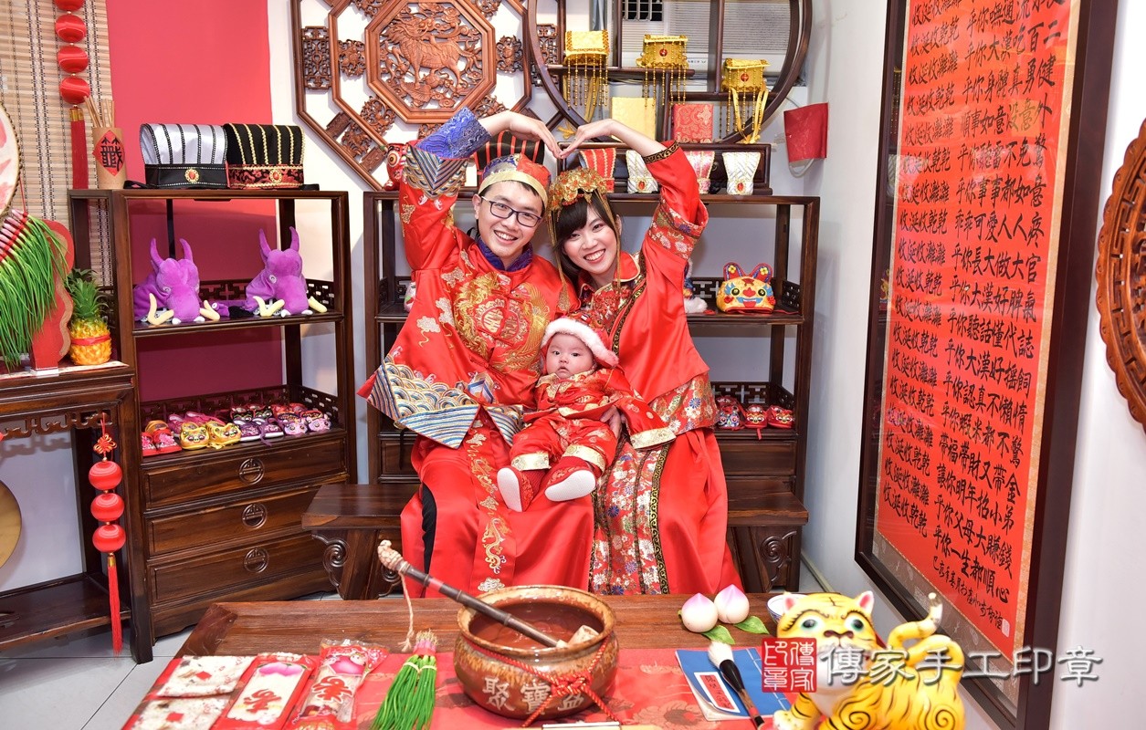 張家寶寶收涎-2021/03/07-成人中國風古裝禮服與小孩中國風古禮服樣式1.jpg
