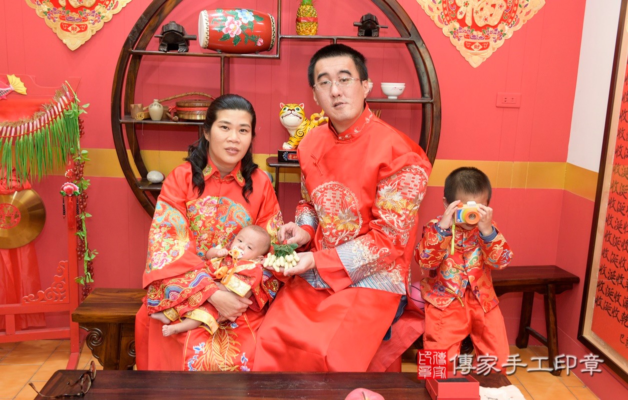 嚴家寶寶收涎-2021/03/01-成人中國風古裝禮服與小孩中國風古禮服樣式4.jpg