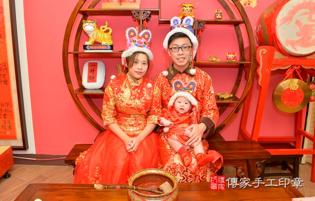 施家寶寶收涎-2021/02/10-成人中國風古裝禮服與小孩中國風古禮服樣式1.jpg
