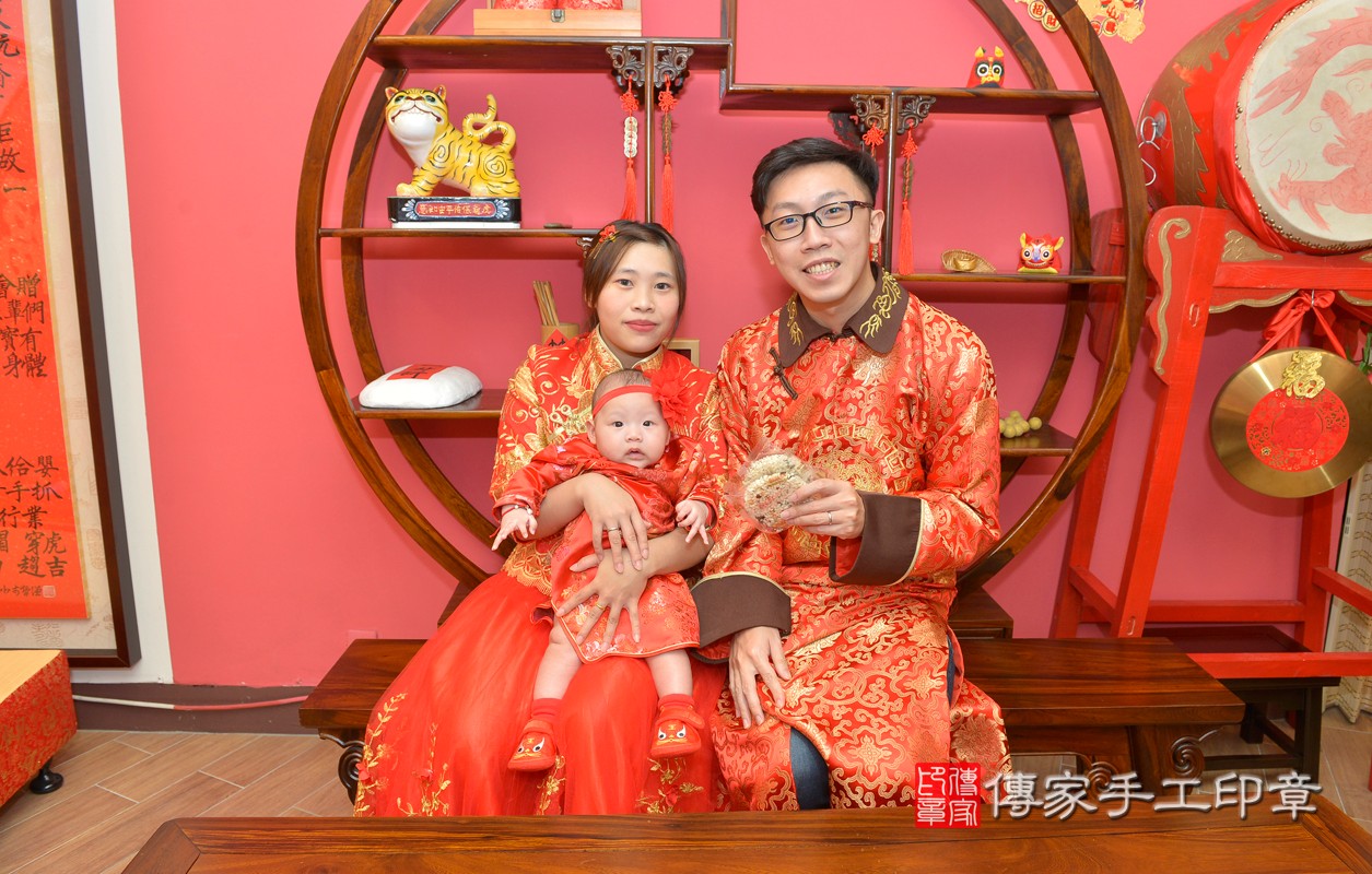 施家寶寶收涎-2021/02/10-成人中國風古裝禮服與小孩中國風古禮服樣式3.jpg