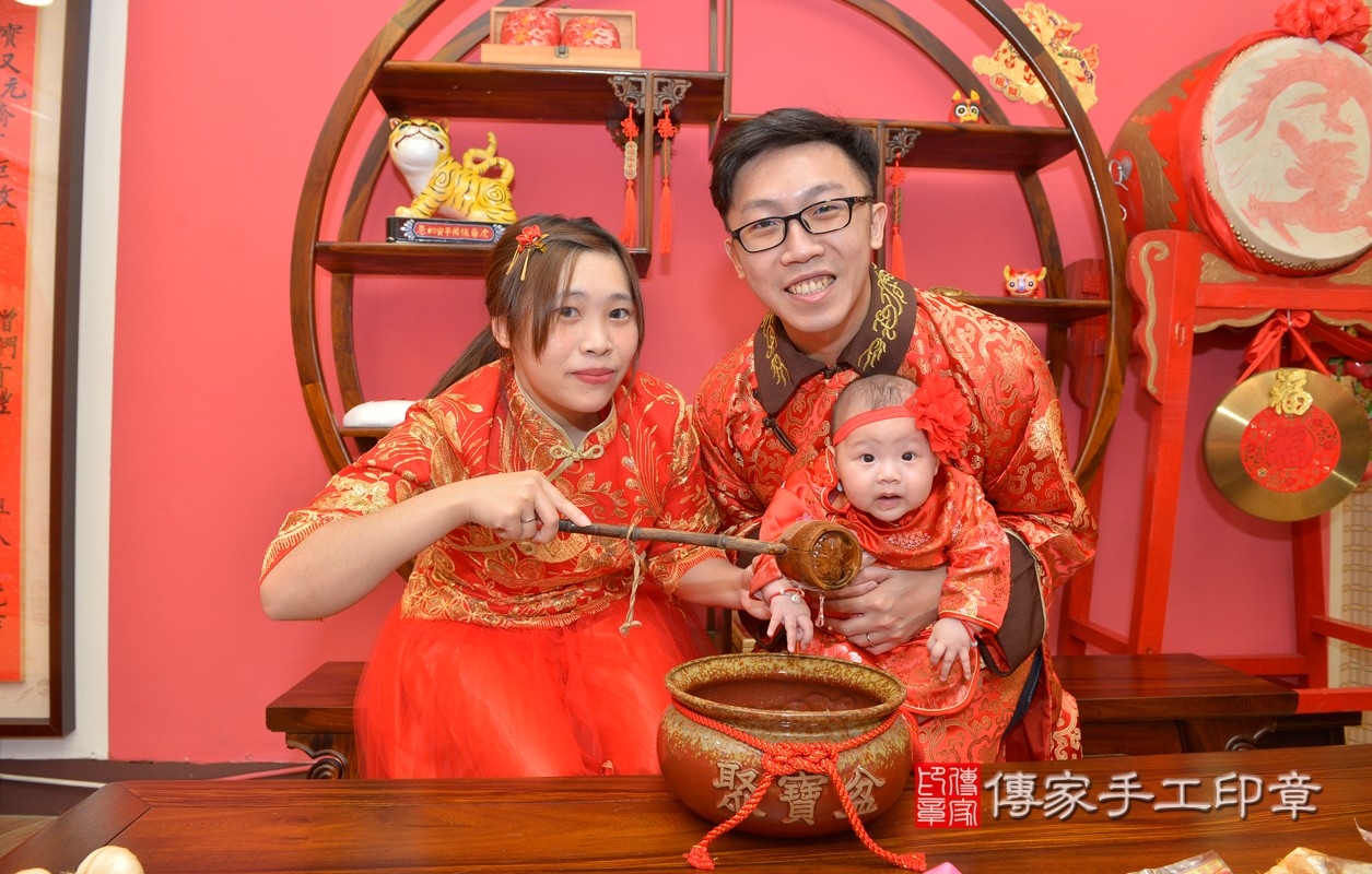 施家寶寶收涎-2021/02/10-成人中國風古裝禮服與小孩中國風古禮服樣式2.jpg