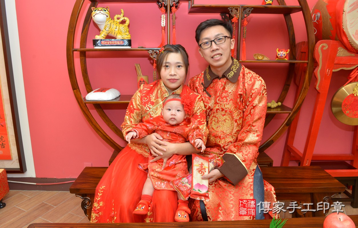 施家寶寶收涎-2021/02/10-成人中國風古裝禮服與小孩中國風古禮服樣式4.jpg