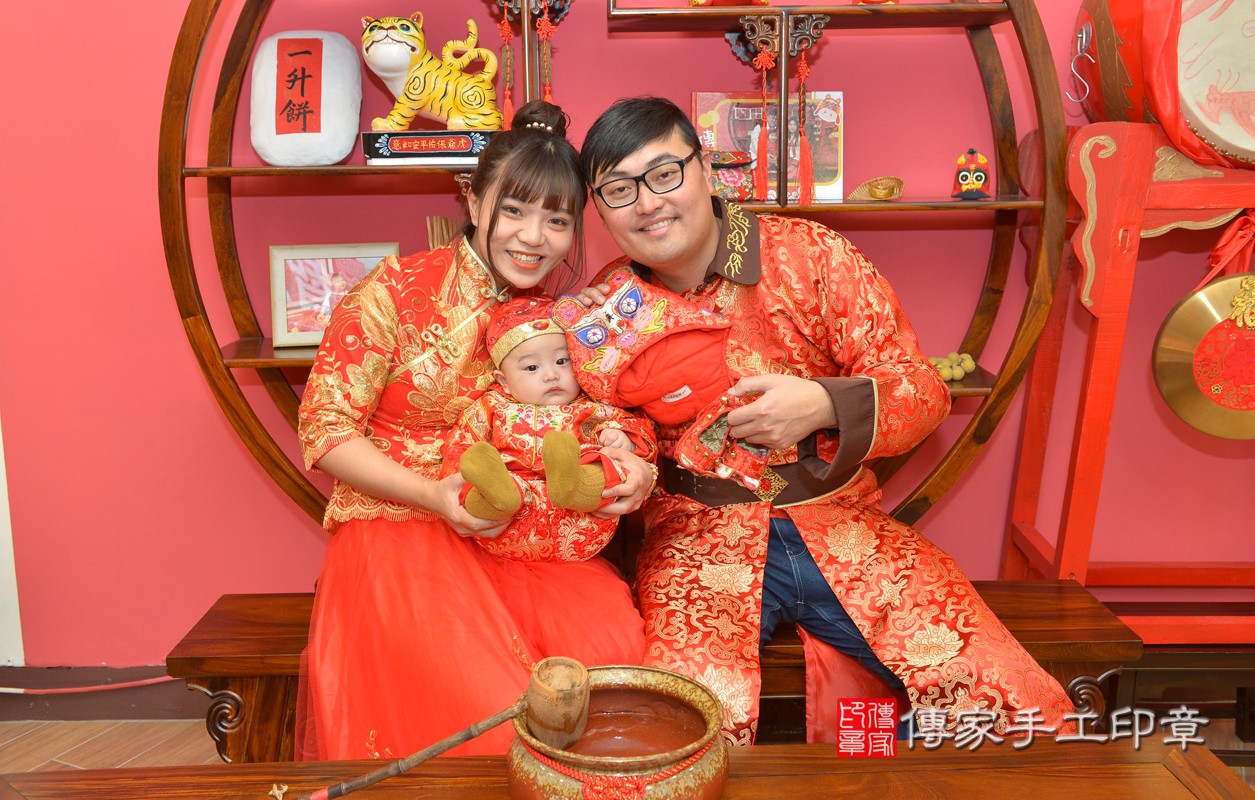 張家寶寶收涎-2021/01/30-成人中國風古裝禮服與小孩中國風古禮服樣式1.jpg