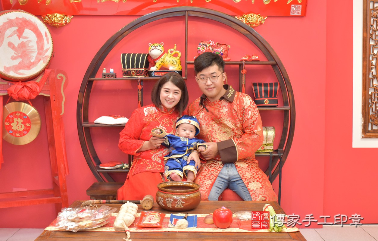 楊家寶寶收涎-2021/01/25-成人中國風古裝禮服與小孩中國風古禮服樣式1.jpg