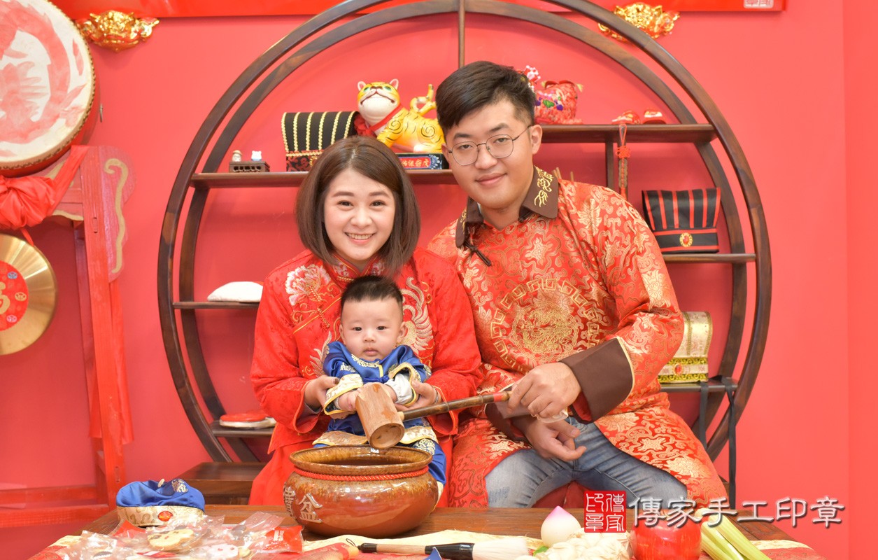 楊家寶寶收涎-2021/01/25-成人中國風古裝禮服與小孩中國風古禮服樣式2.jpg