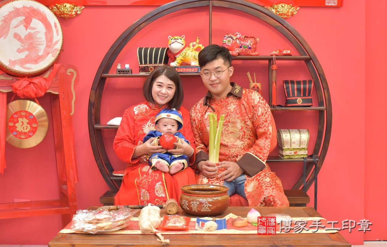 楊家寶寶收涎-2021/01/25-成人中國風古裝禮服與小孩中國風古禮服樣式3.jpg