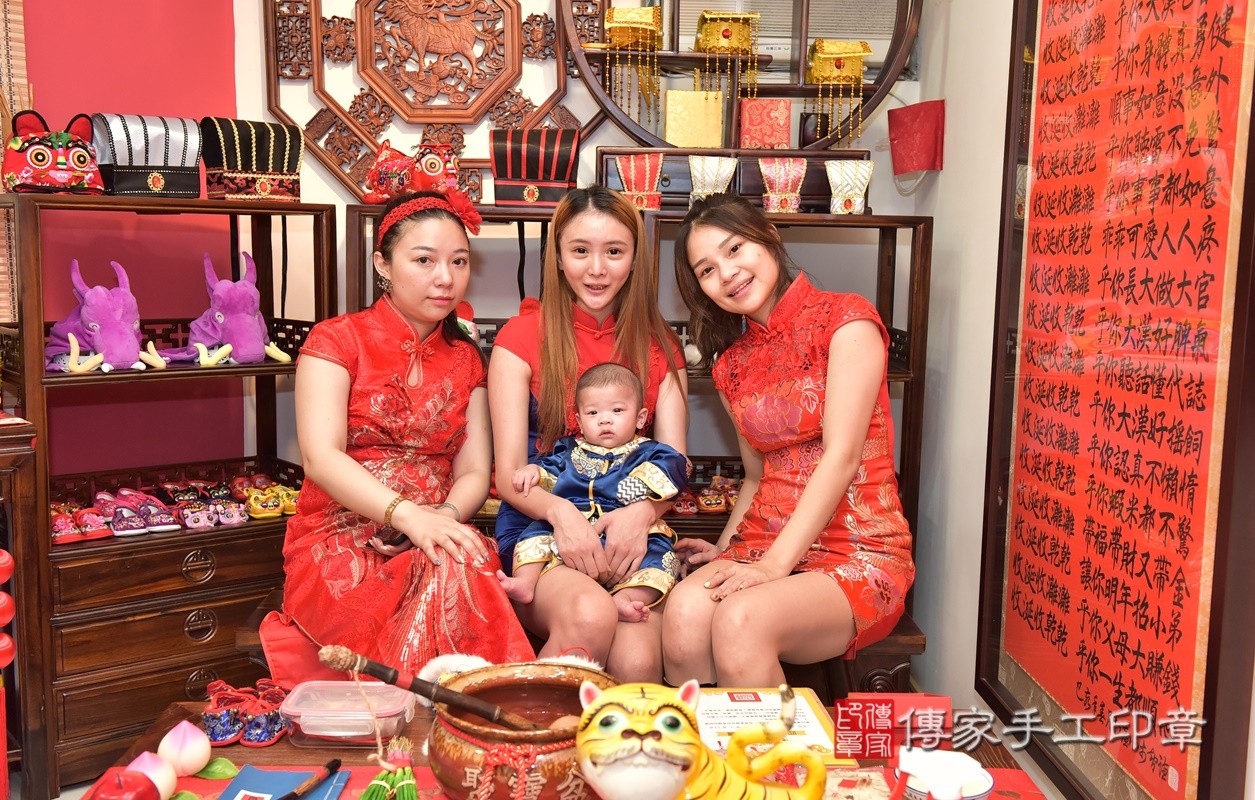 姚家寶寶收涎-2021/01/23-成人中國風古裝禮服與小孩中國風古禮服樣式1.jpg