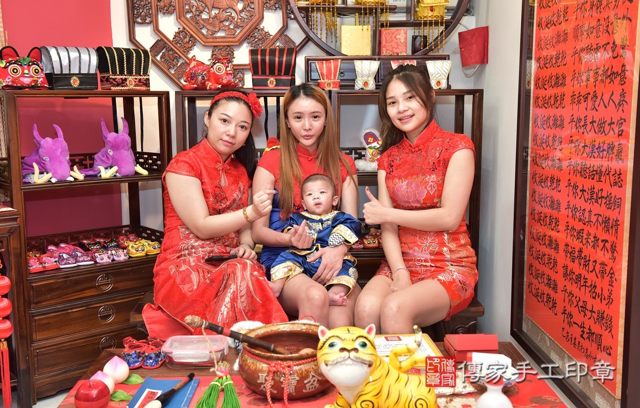 姚家寶寶收涎-2021/01/23-成人中國風古裝禮服與小孩中國風古禮服樣式3.jpg