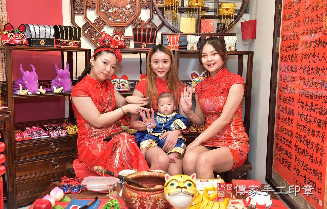姚家寶寶收涎-2021/01/23-成人中國風古裝禮服與小孩中國風古禮服樣式2.jpg