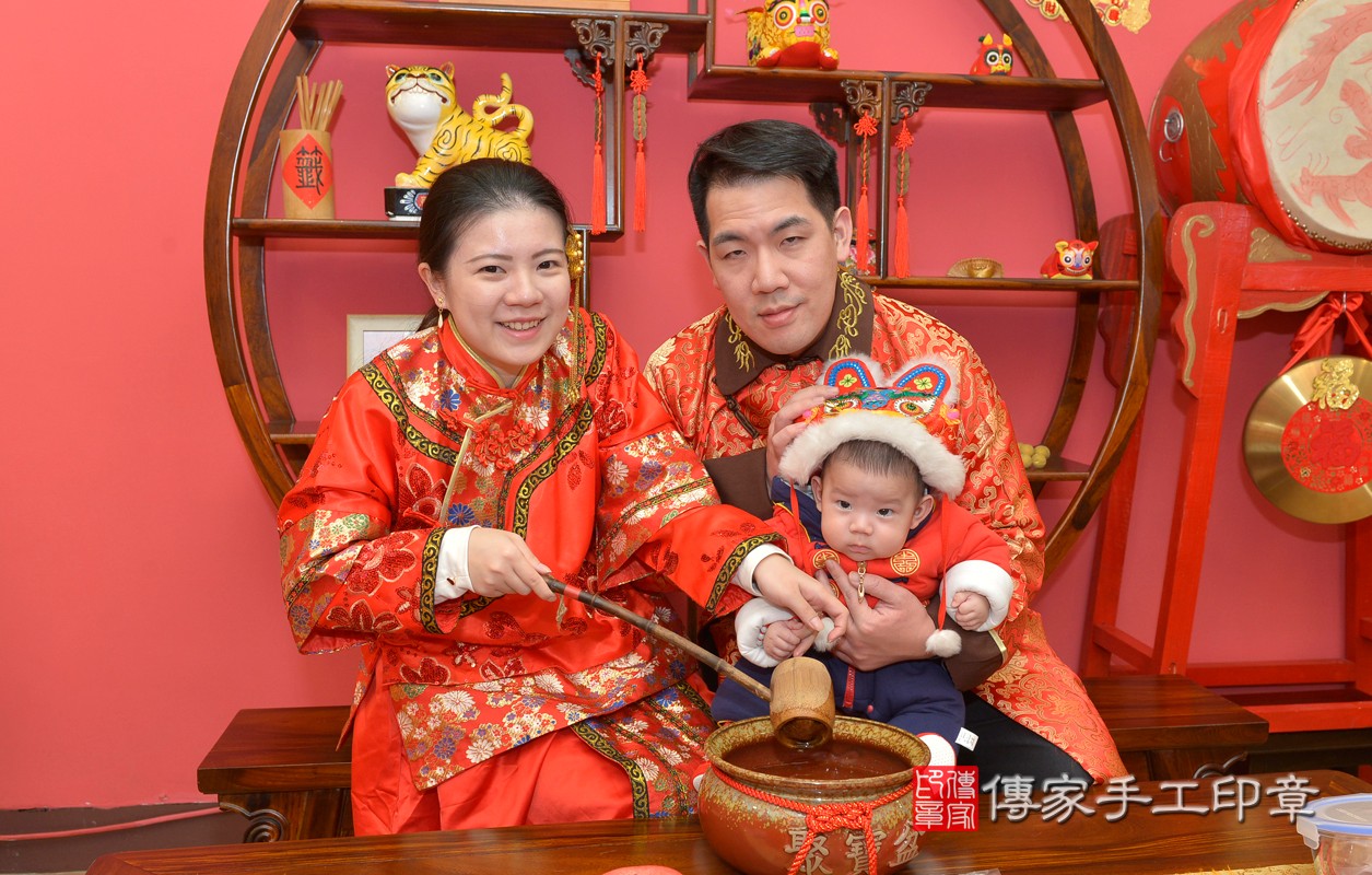 戚家寶寶收涎-2021/01/16-成人中國風古裝禮服與小孩中國風古禮服樣式1.jpg