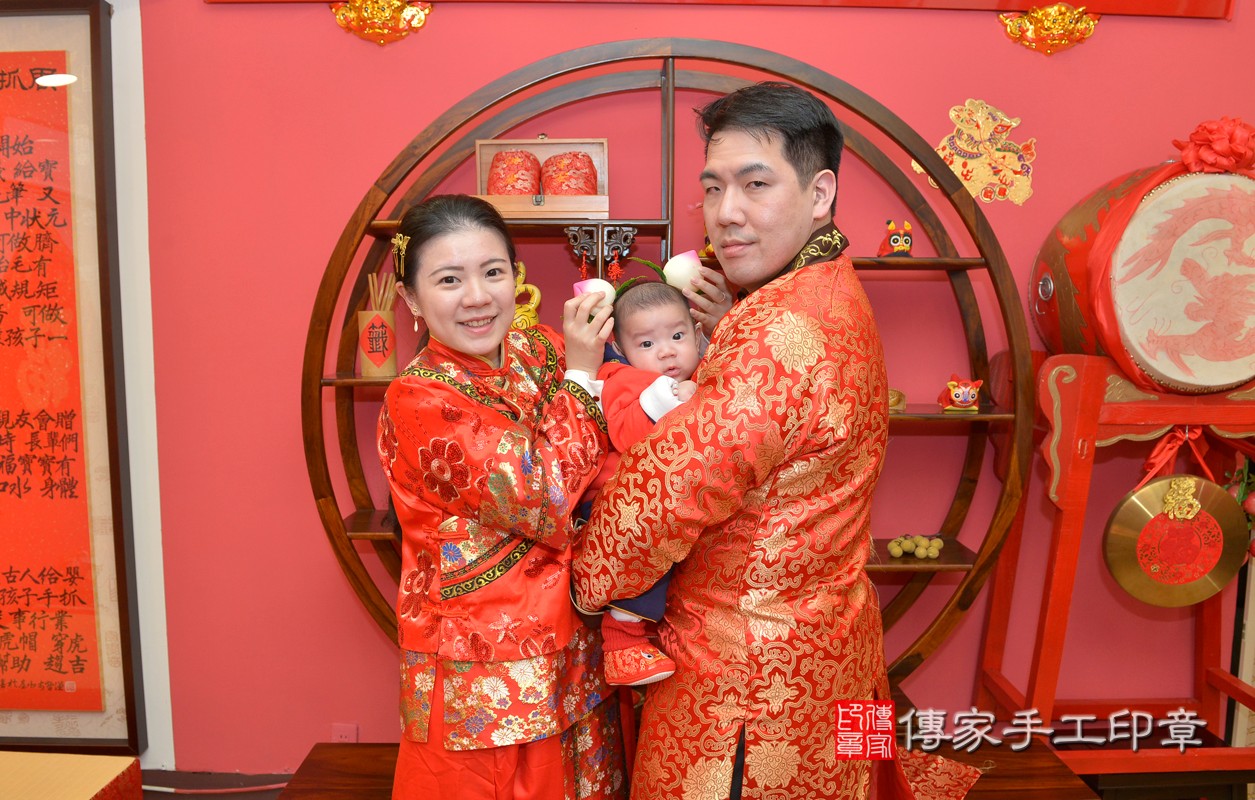 戚家寶寶收涎-2021/01/16-成人中國風古裝禮服與小孩中國風古禮服樣式2.jpg