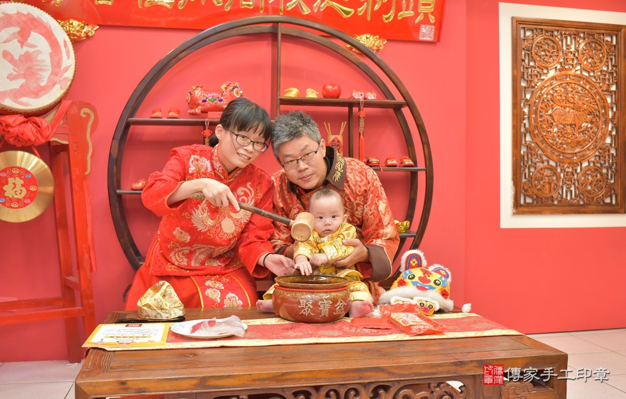 白家寶寶收涎-2020/12/19-成人中國風古裝禮服與小孩中國風古禮服樣式.jpg