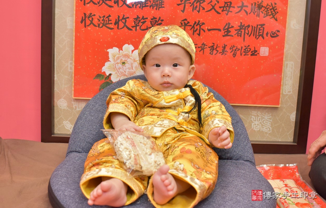 白寶寶收涎-2020/12/19-中式小孩禮服樣式.jpg