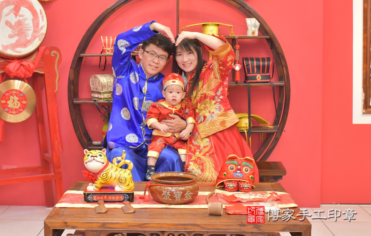 溫家寶寶抓周-2021/05/08-成人中國風古裝禮服與小孩中國風古禮服樣式.jpg