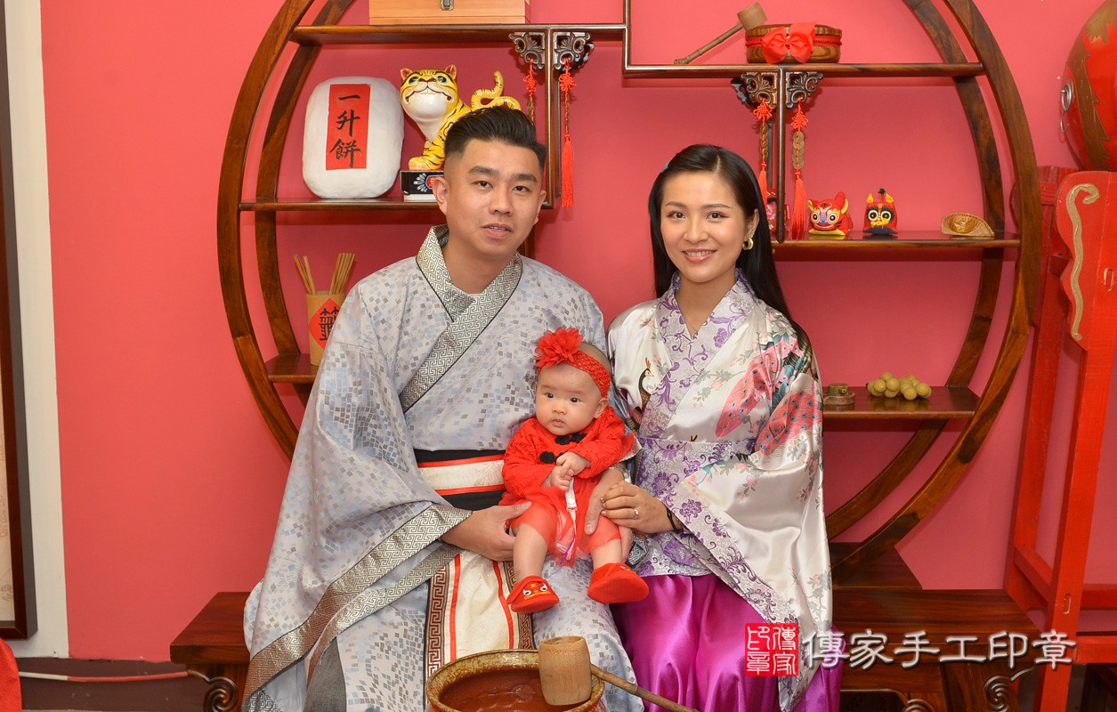 王家寶寶收涎-2020/11/07-成人日式風古裝禮服與小孩中國風古禮服樣式.jpg