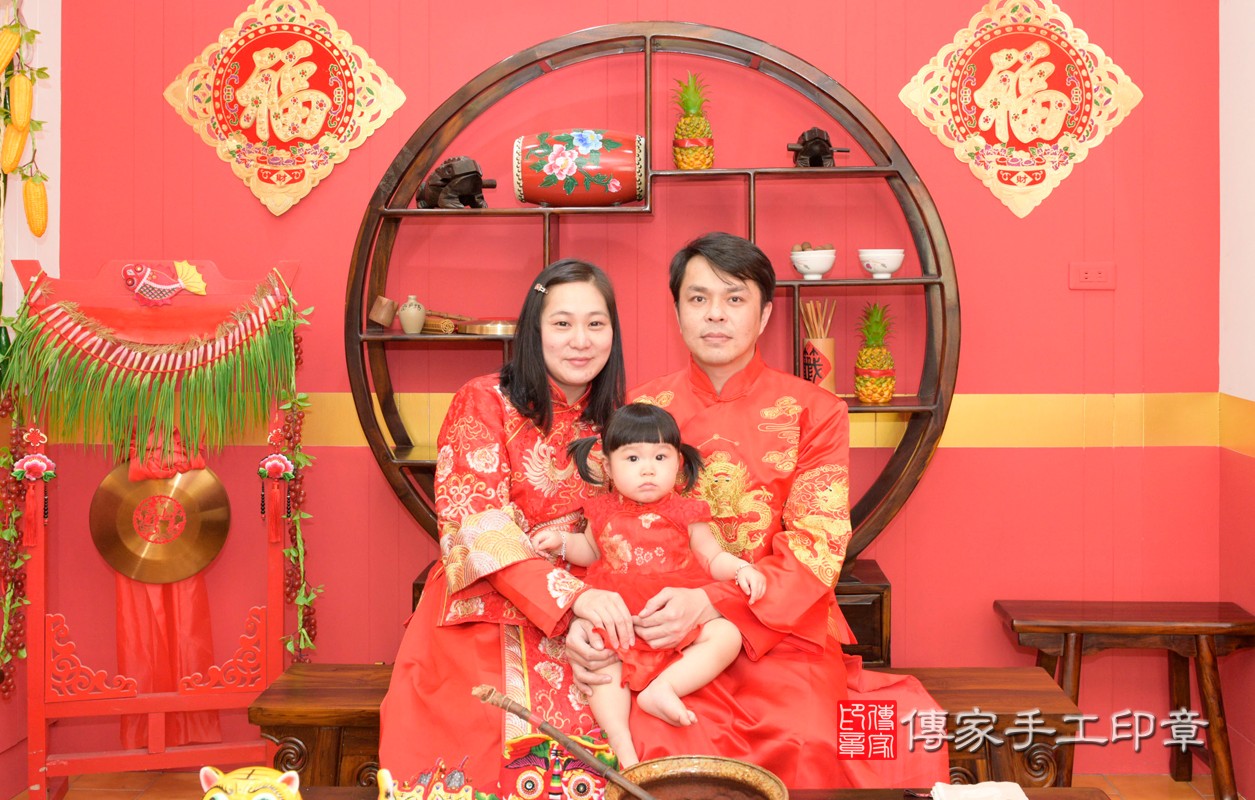 張家寶寶抓周-2021/04/13-成人中國風古裝禮服與小孩中國風古禮服樣式.jpg