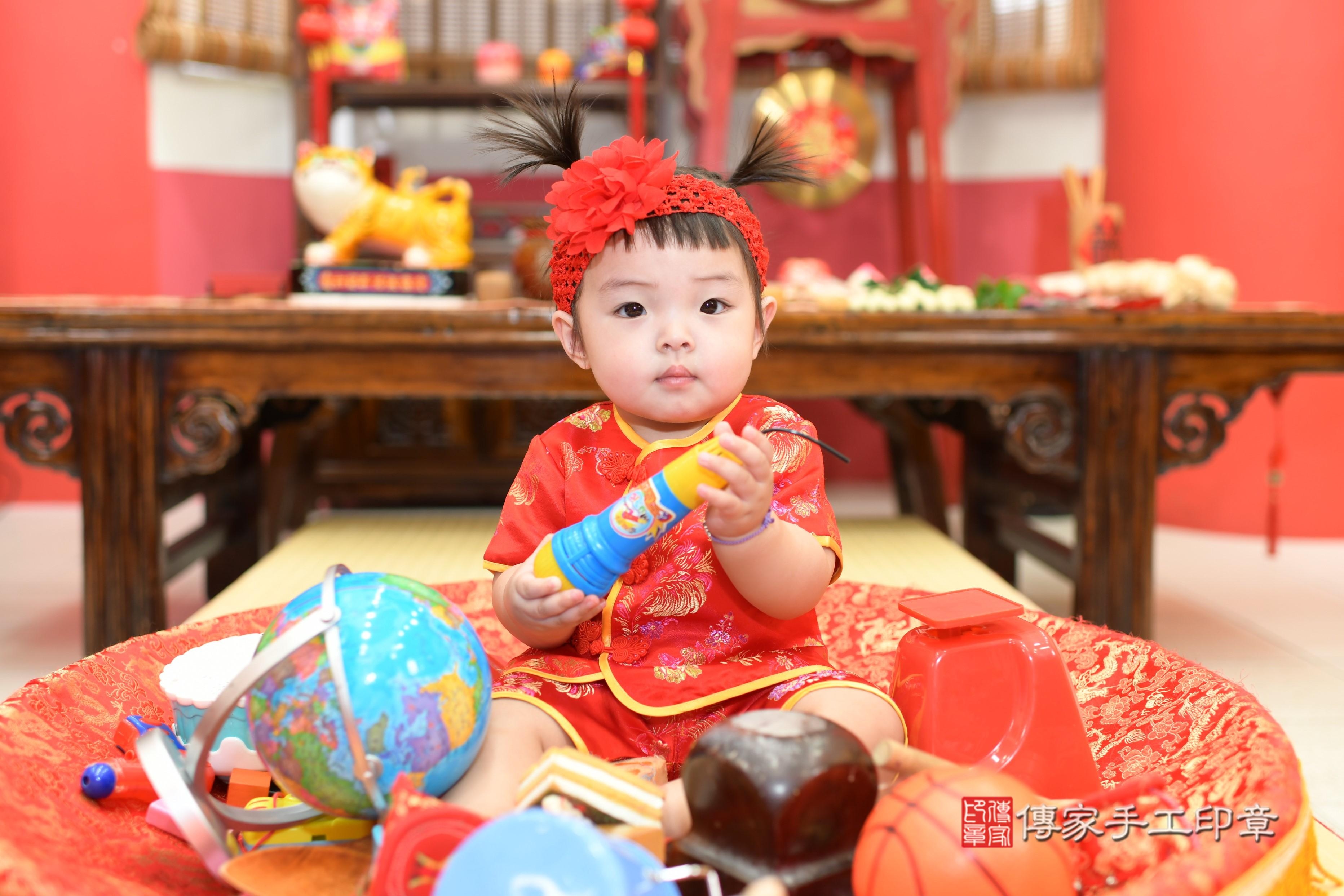 劉寶寶抓周，小孩古裝禮服照。地點：傳家「高雄門市店」古禮會場