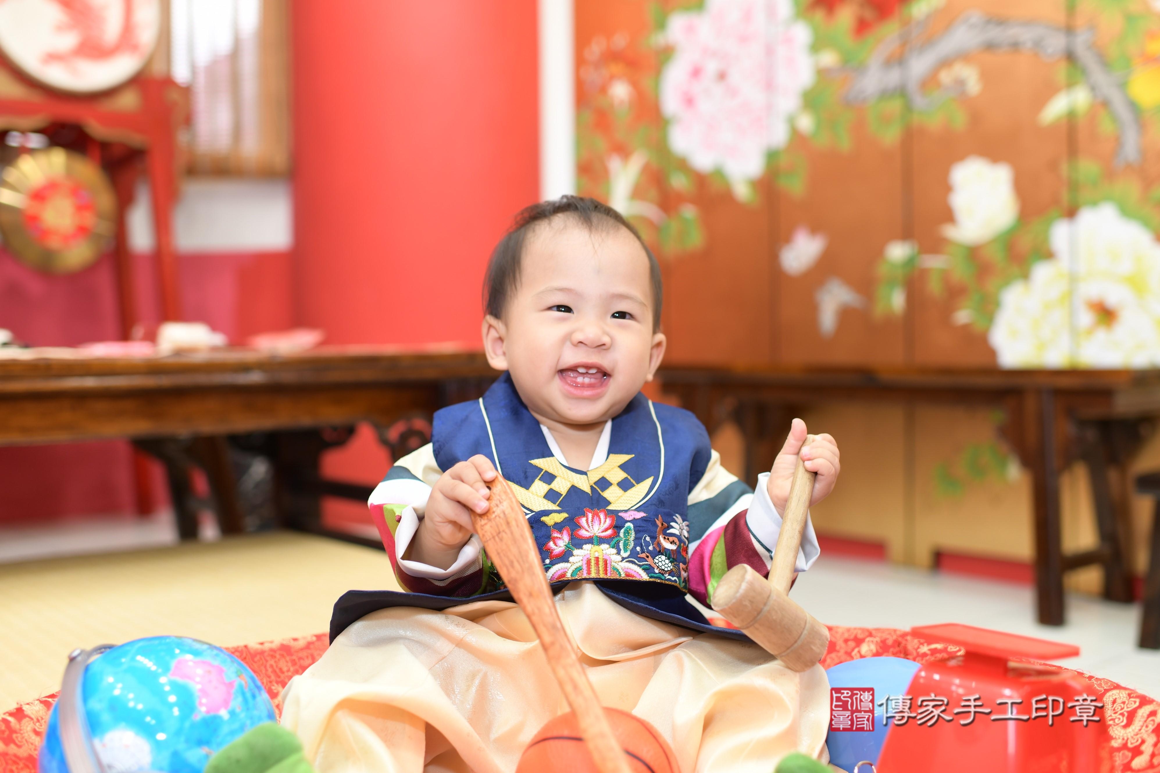 郭寶寶抓周，小孩古裝禮服照。地點：傳家「高雄門市店」古禮會場