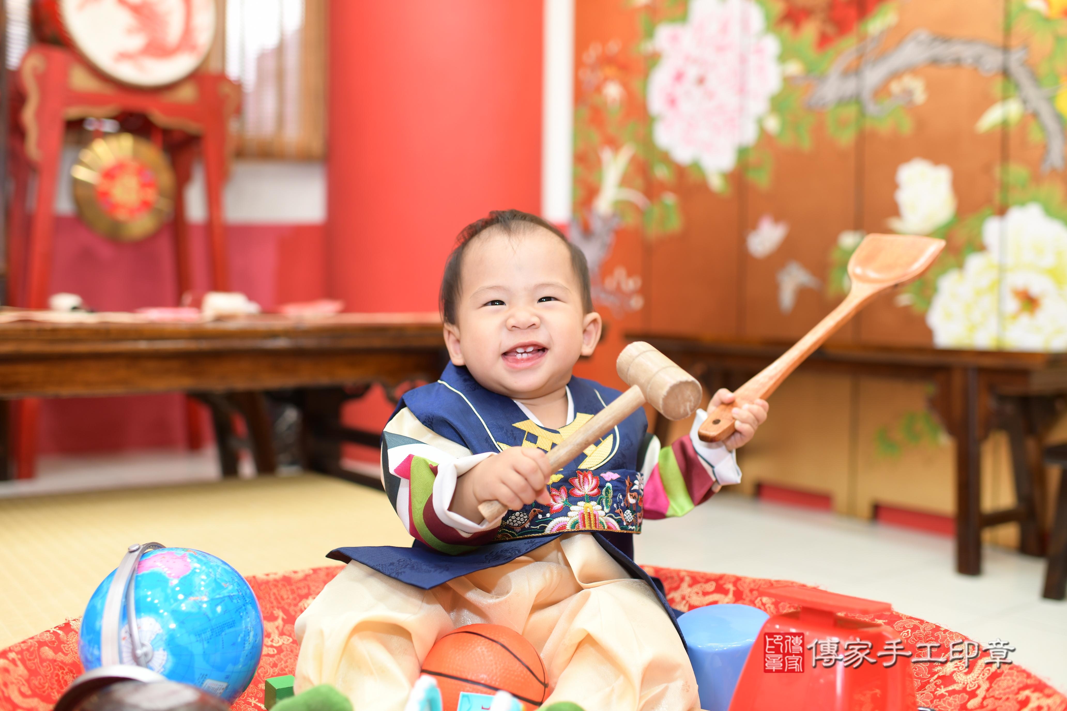 郭寶寶抓周，小孩古裝禮服照。地點：傳家「高雄門市店」古禮會場