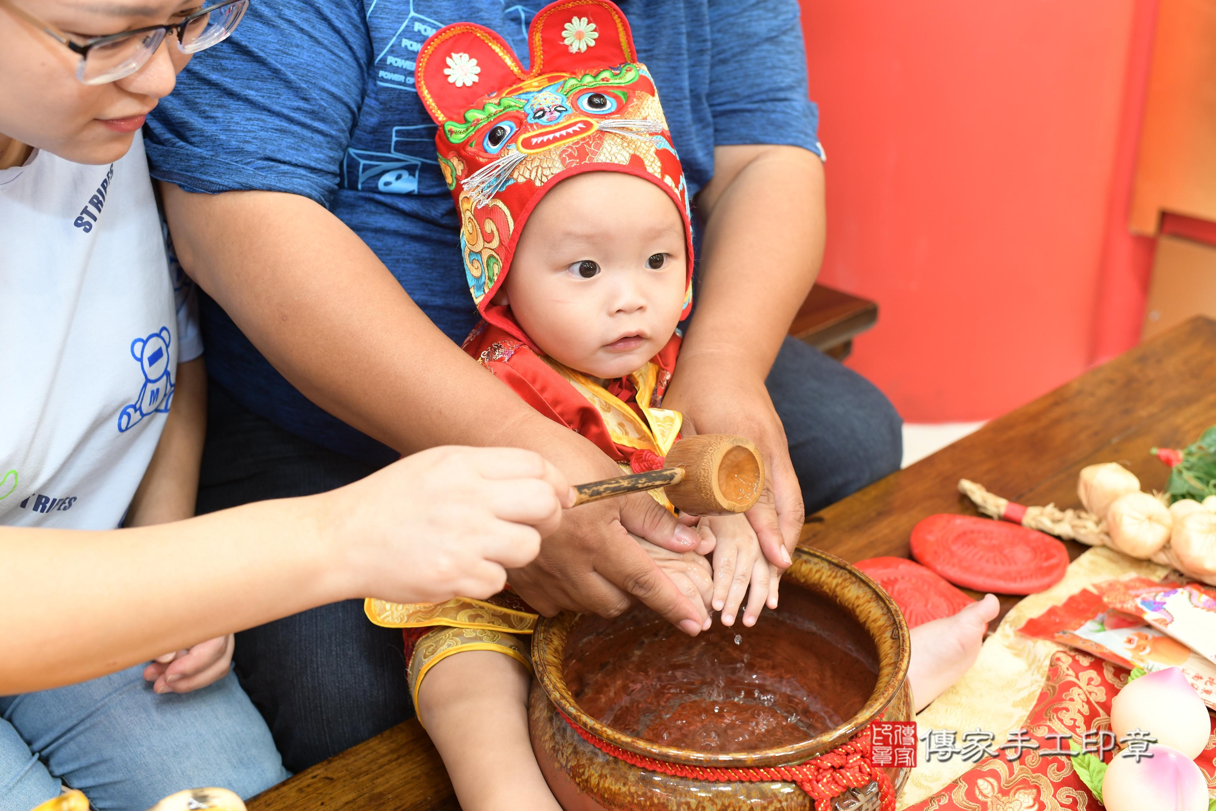 李寶寶抓周，小孩古裝禮服照。地點：傳家「高雄門市店」古禮會場