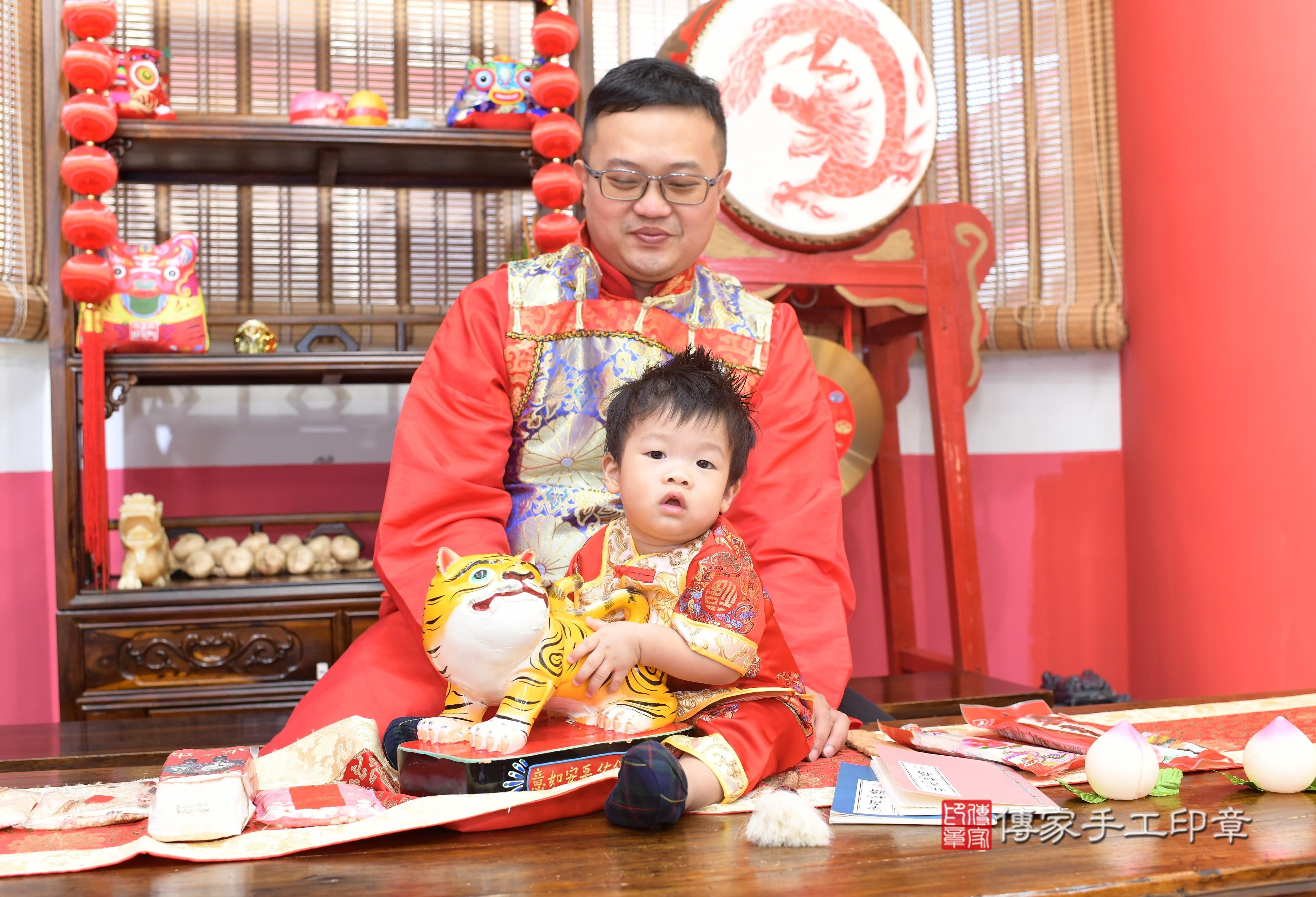 黃寶寶抓周，成人與小孩古裝禮服照。地點：傳家「高雄門市店」古禮會場