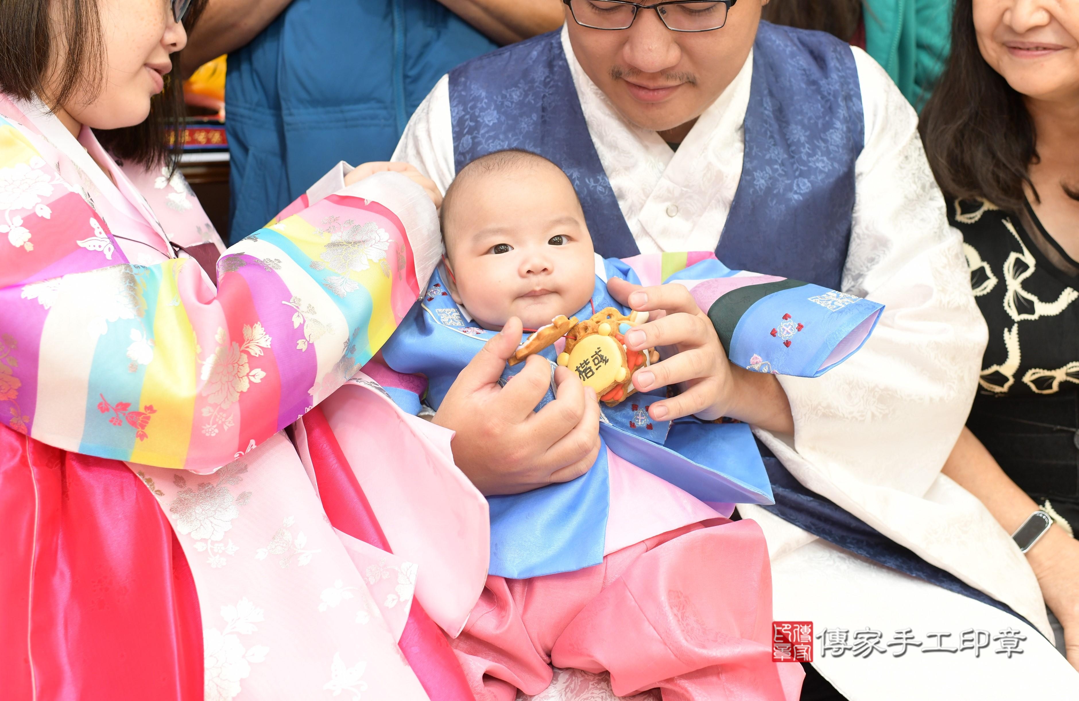 高寶寶抓周，小孩古裝禮服照。地點：傳家「高雄門市店」古禮會場