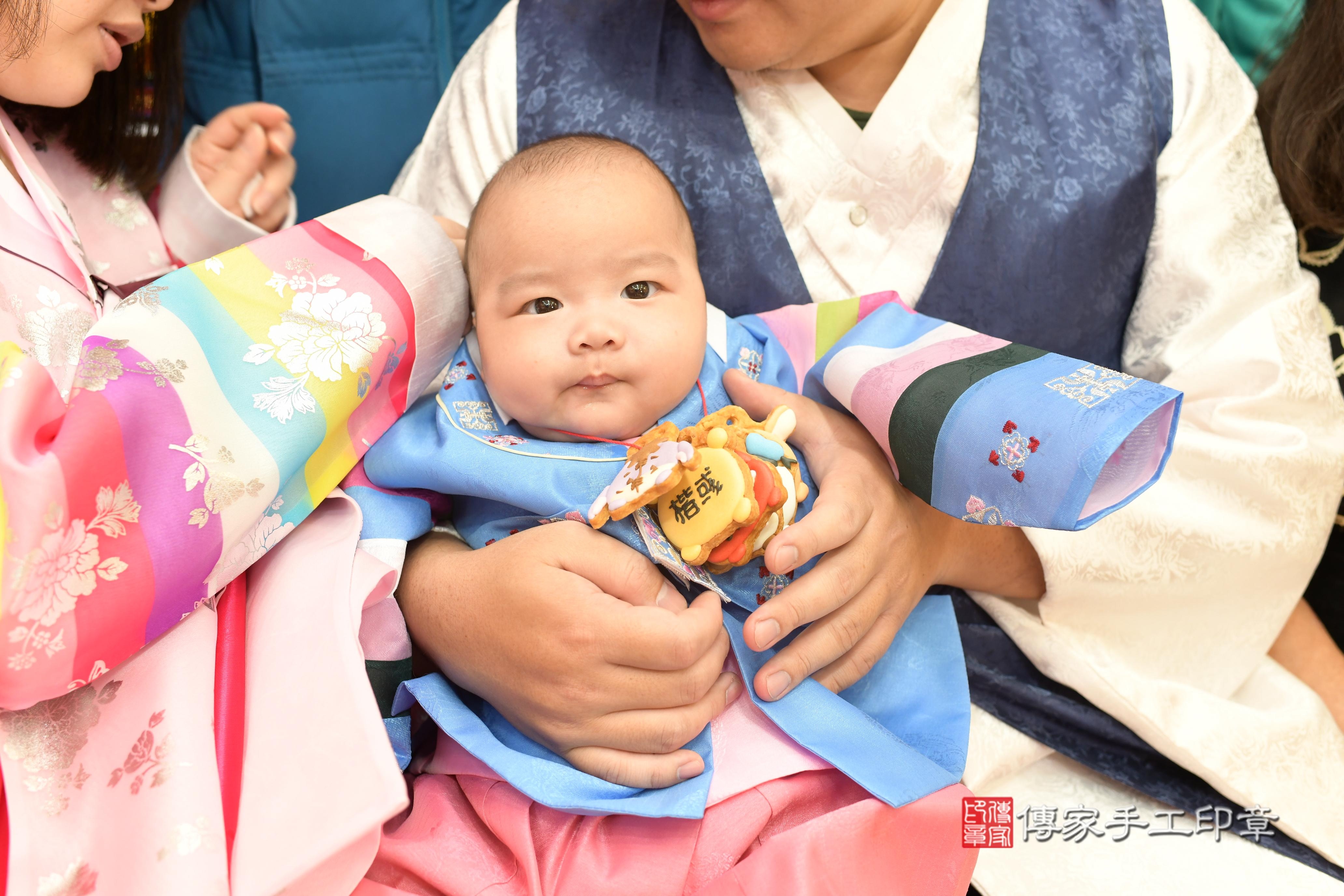 高寶寶抓周，小孩古裝禮服照。地點：傳家「高雄門市店」古禮會場