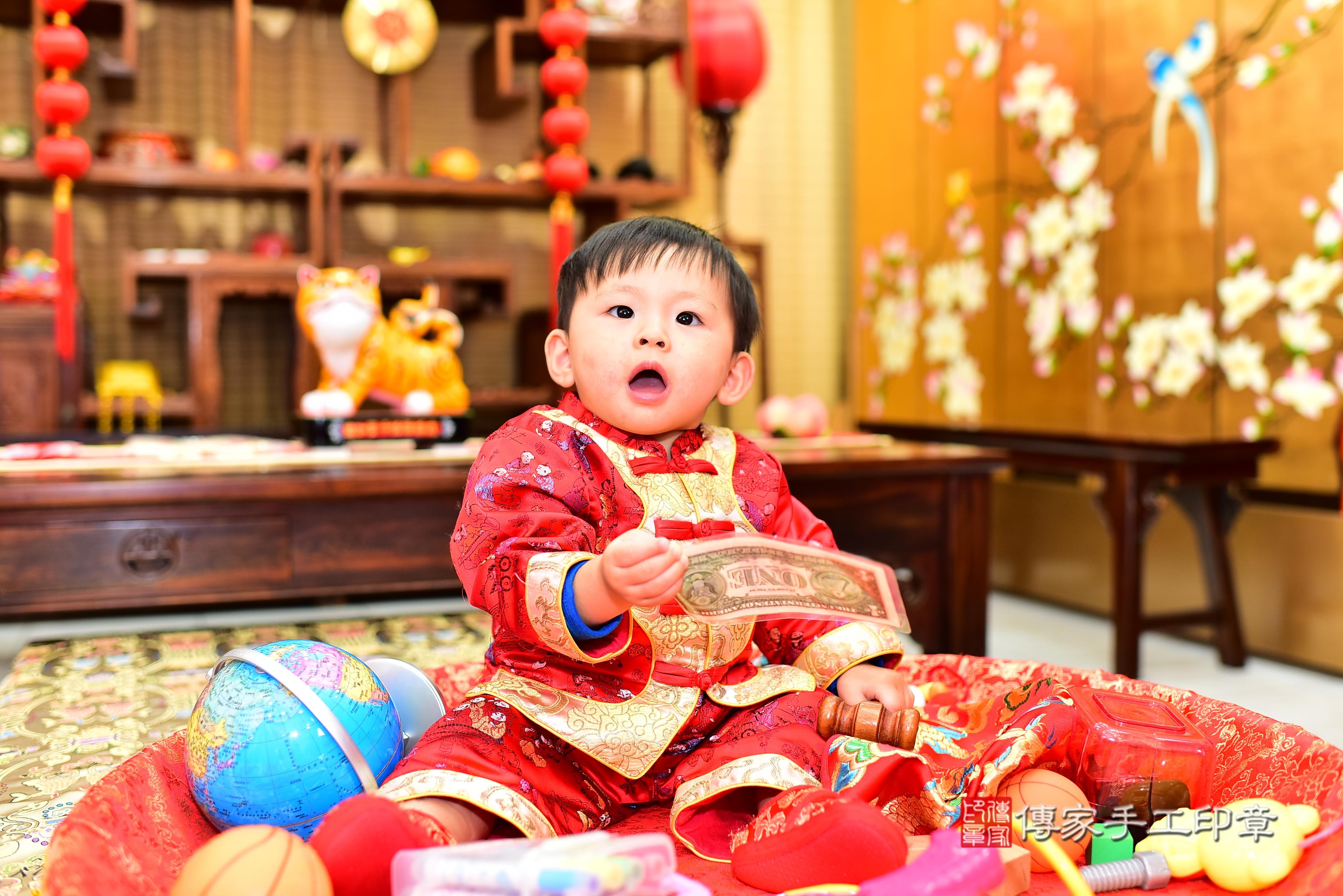 葉寶寶抓周，小孩古裝禮服照。地點：傳家「台南門市店」古禮會場