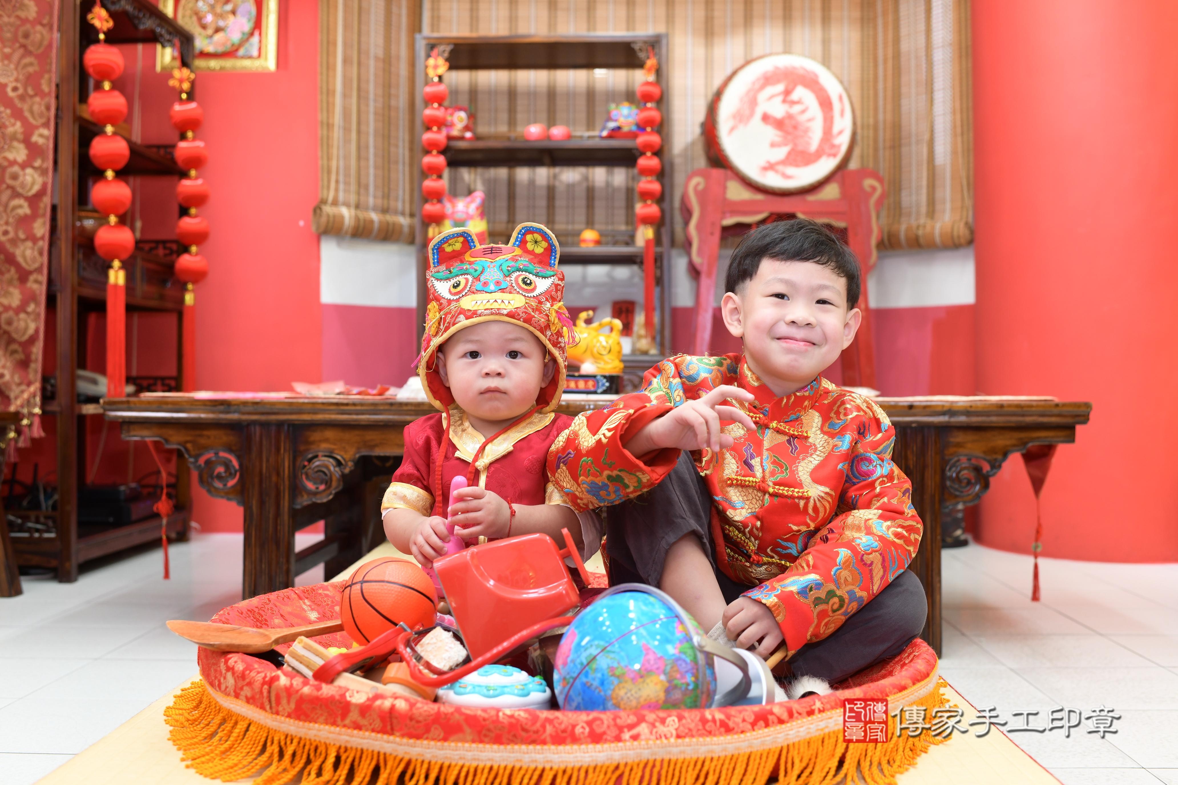 藍寶寶抓周，小孩古裝禮服照。地點：傳家「高雄門市店」古禮會場