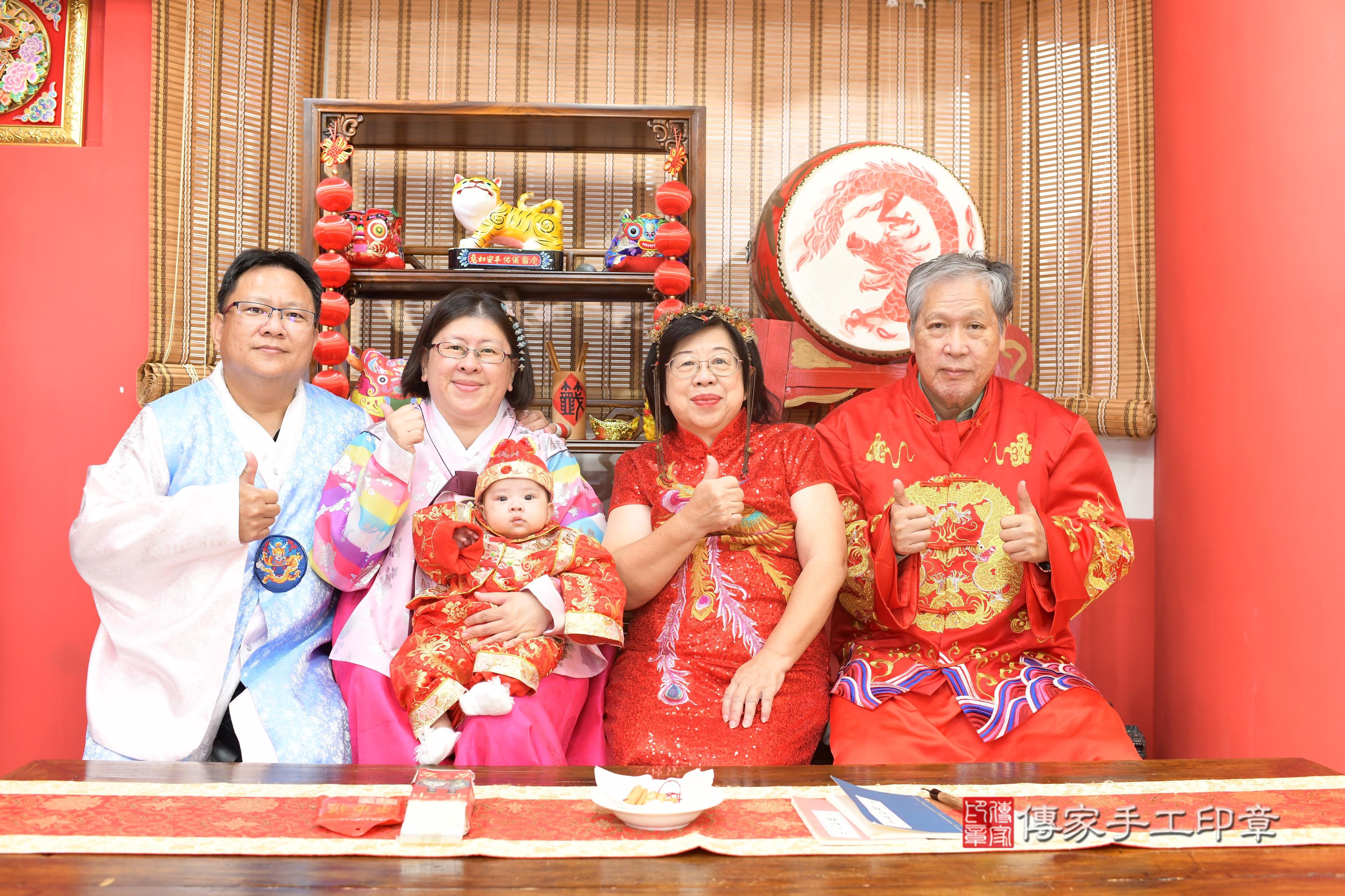 洪寶寶收涎，成人與小孩古裝禮服照。地點：傳家「高雄門市店」古禮會場