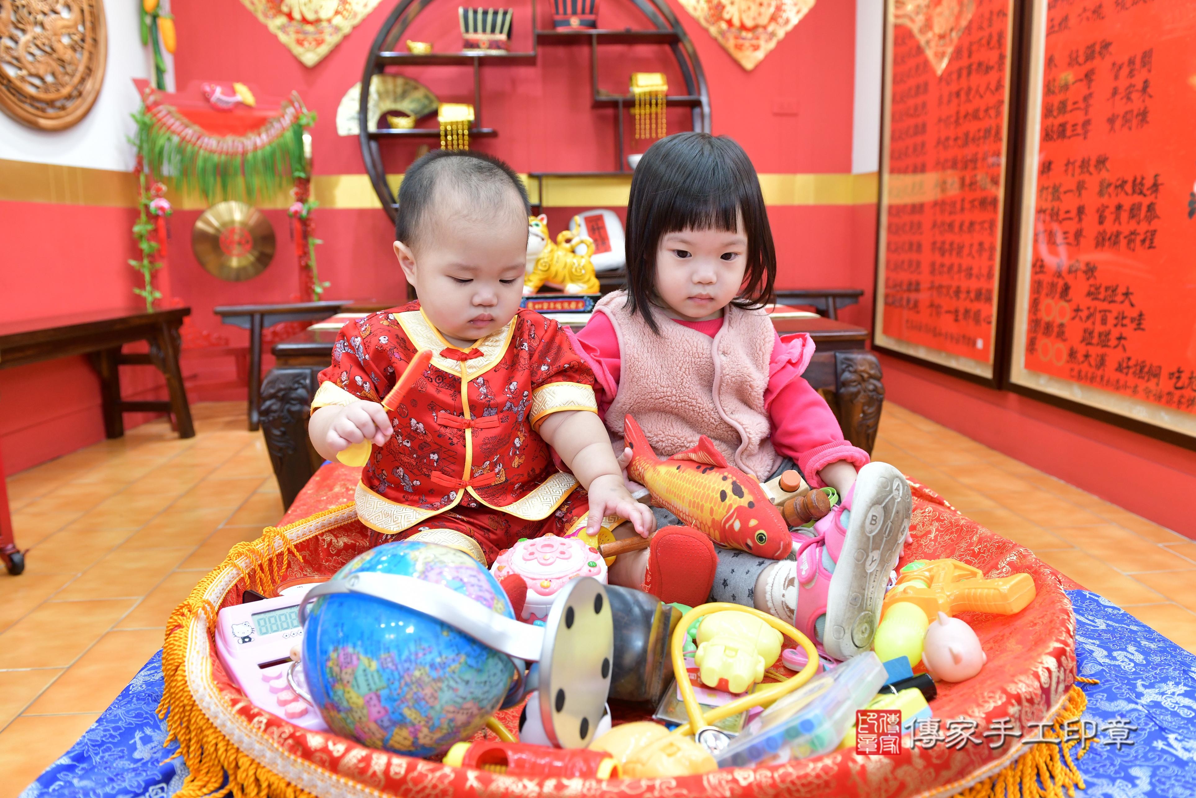 林寶寶抓周，小孩古裝禮服照。地點：傳家「桃園門市店」古禮會場