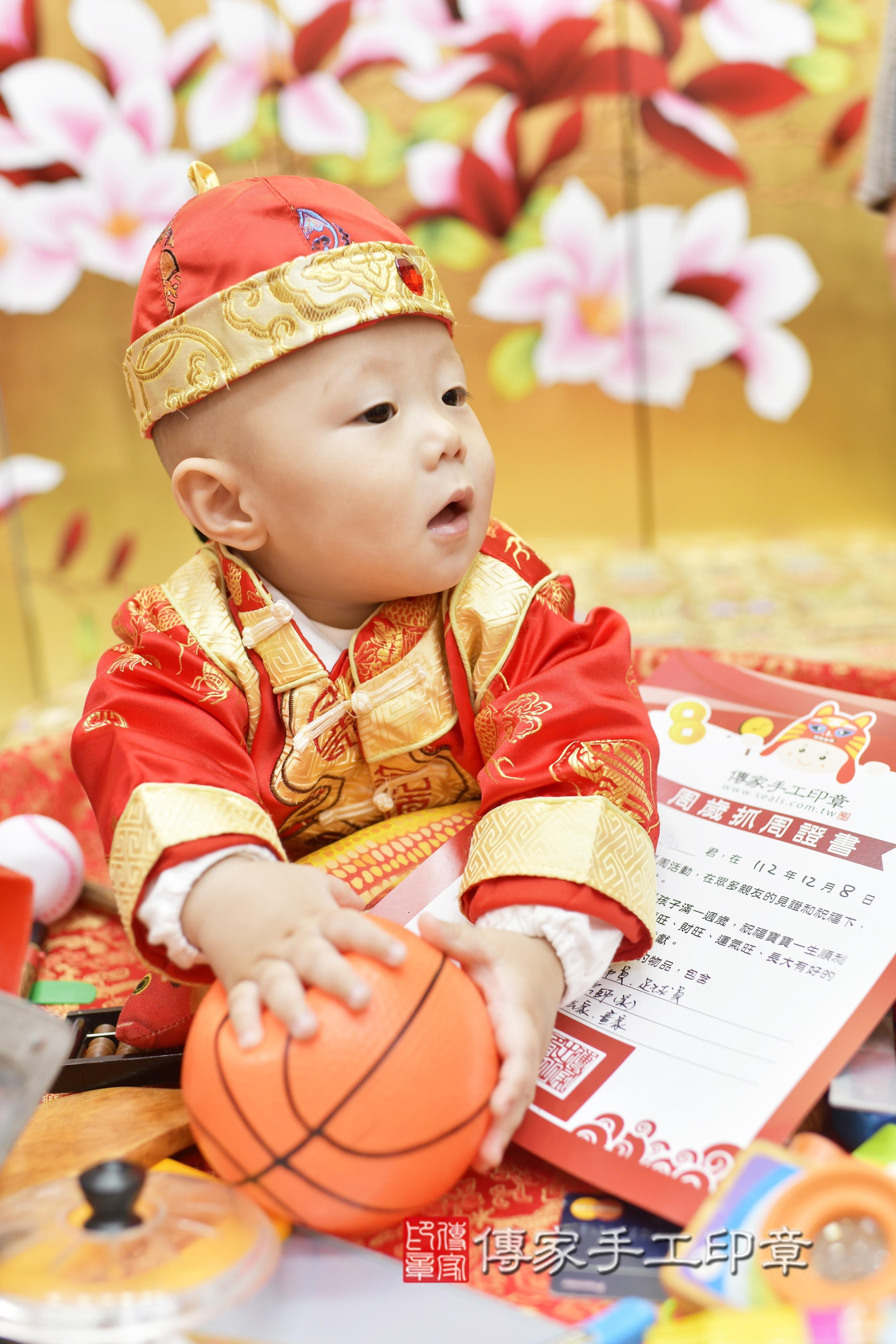 魏寶寶抓周，小孩古裝禮服照。地點：傳家「新竹門市店」古禮會場